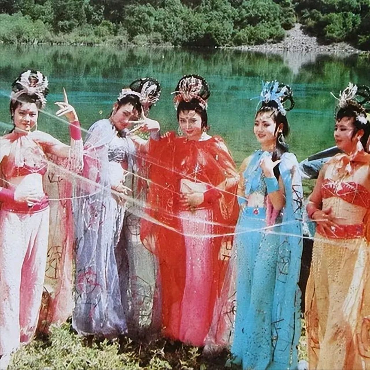 演员姚嘉,在西游记里扮演蜘蛛精,当年的七个蜘蛛精,都是美女扮演的