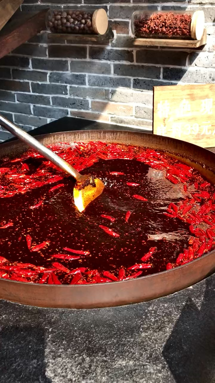 好吃的火锅底料是怎么熬制出来的佳音亲眼见证了火锅底料的制作来成都