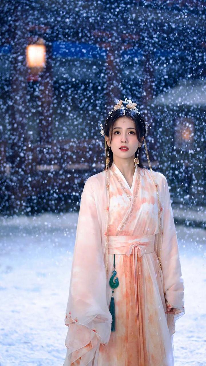 古典国风美人# #明星古风造型# #白鹿# 白鹿长月烬明雪景照分享