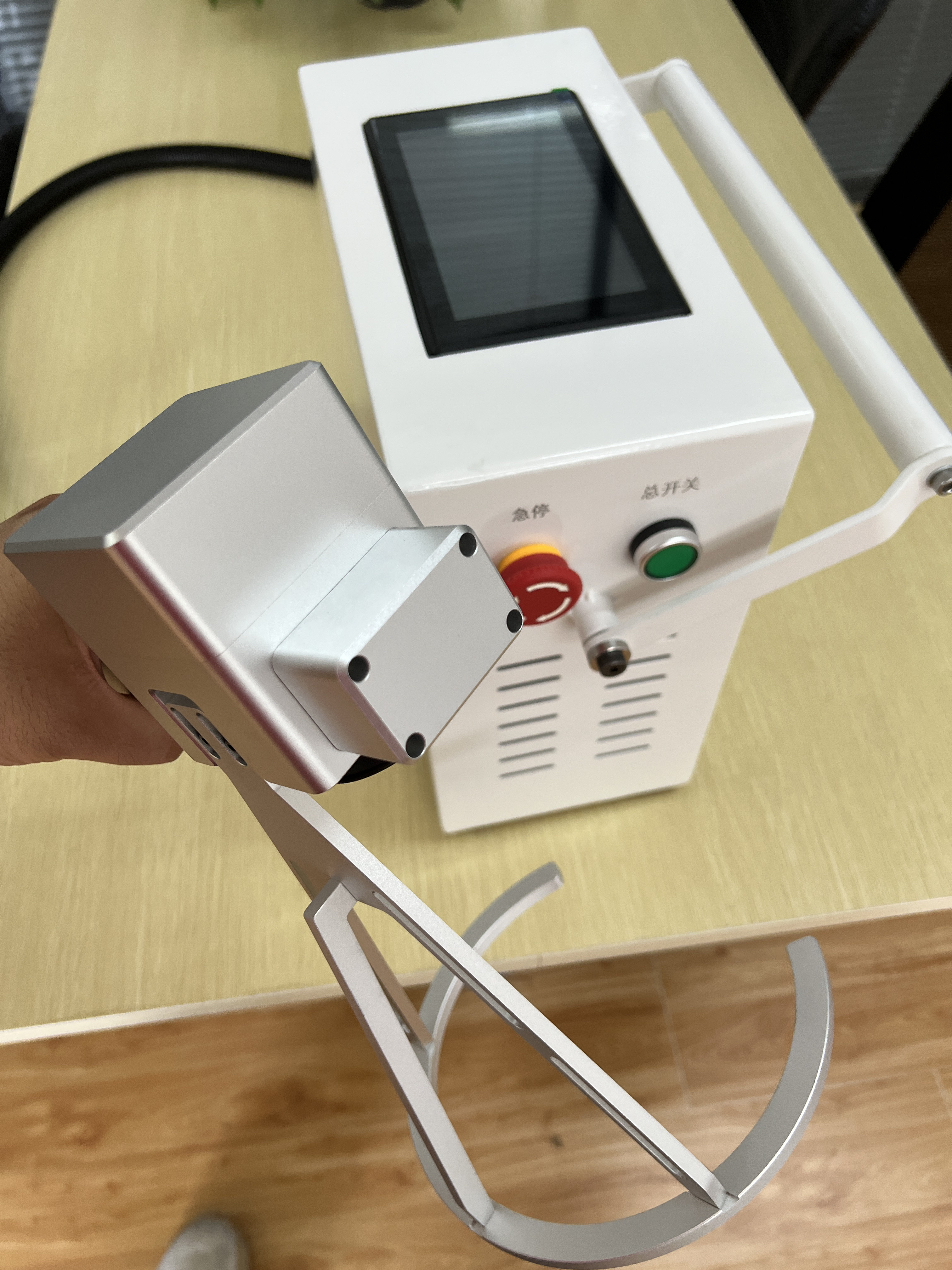 小巧的手持光纤激光打标机你见过吗?