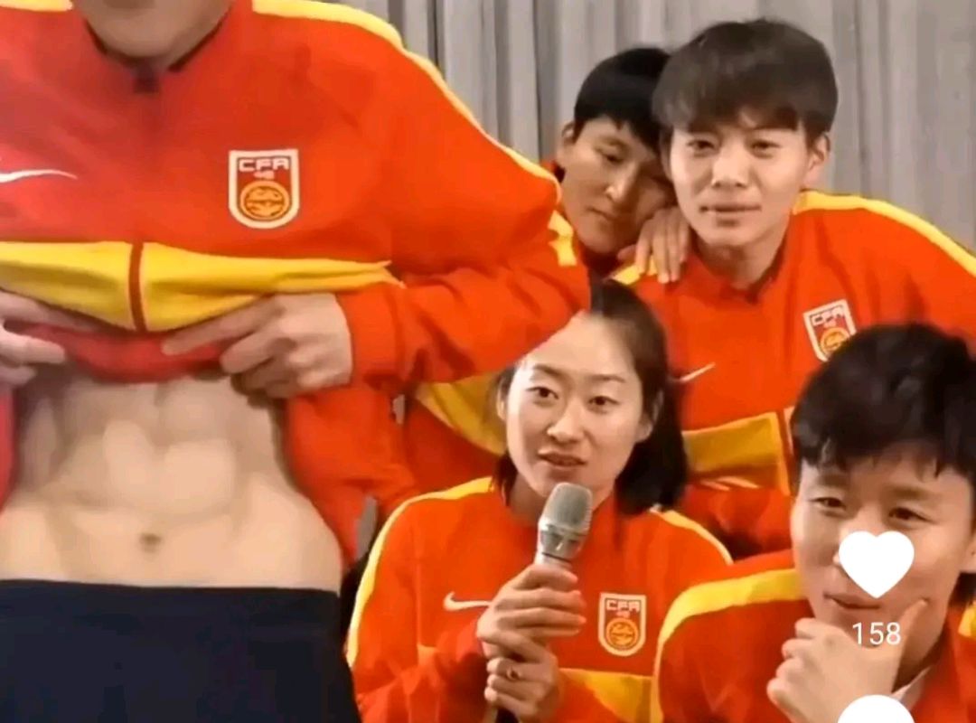 中国女足腹肌照图片