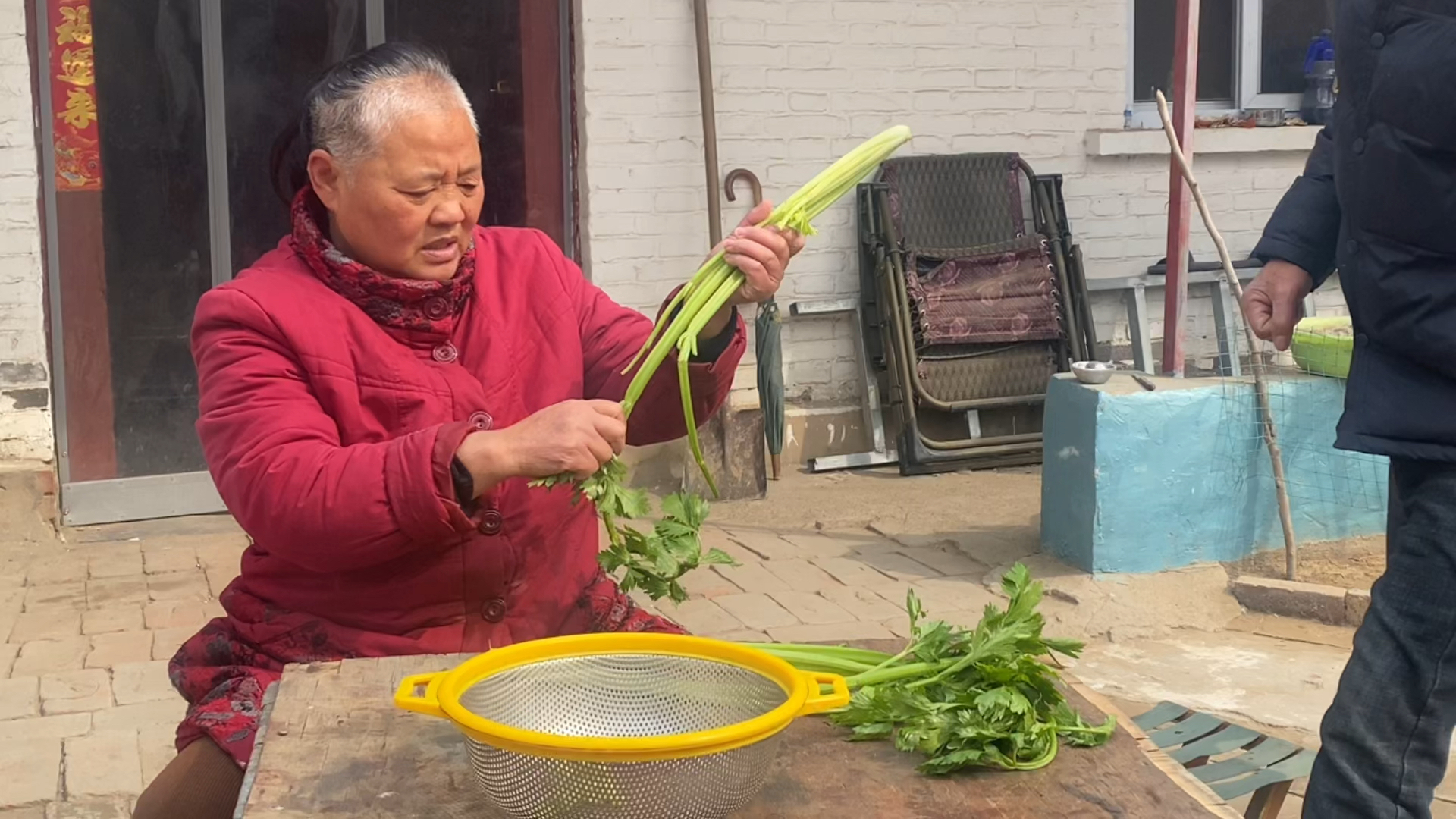 老祝下厨做牛肉炝锅面,尝上一口,高兴得合不拢嘴