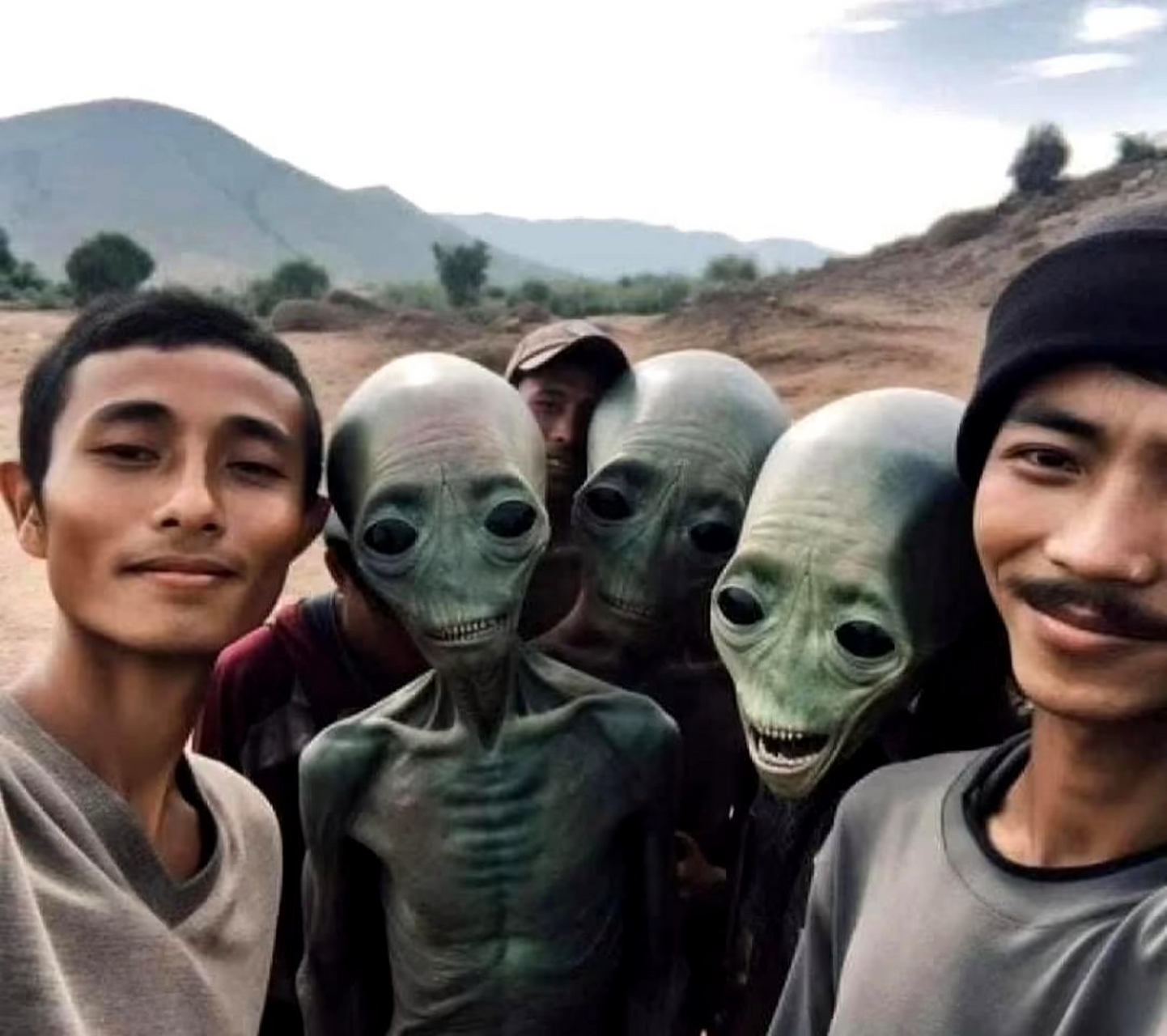 外星人和人类的合影纪念,外星人很穷吗?为什么它们饿那么瘦