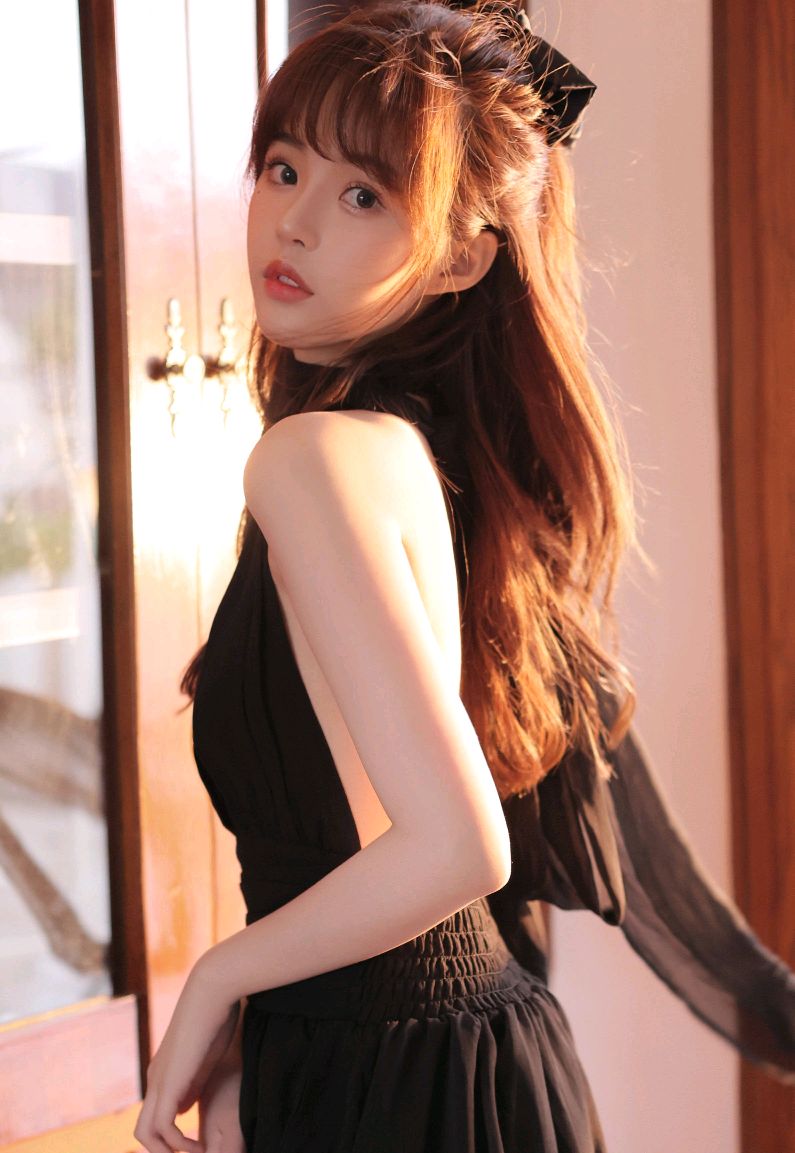 白月光女孩:甜美清纯,白皙秀气,充满阳光与活力!