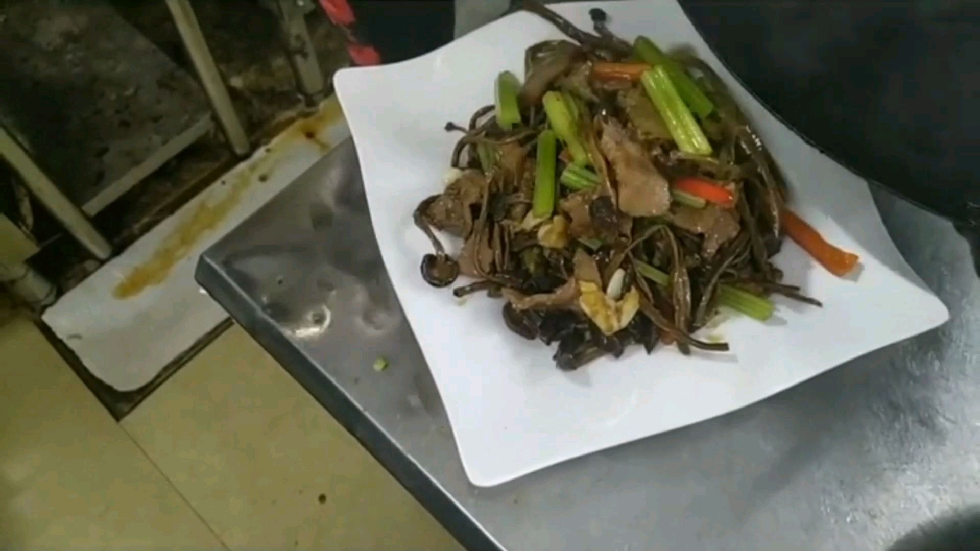 这是茶树菇炒牛肉家常做法,牛肉这样腌制更嫩滑,超下饭