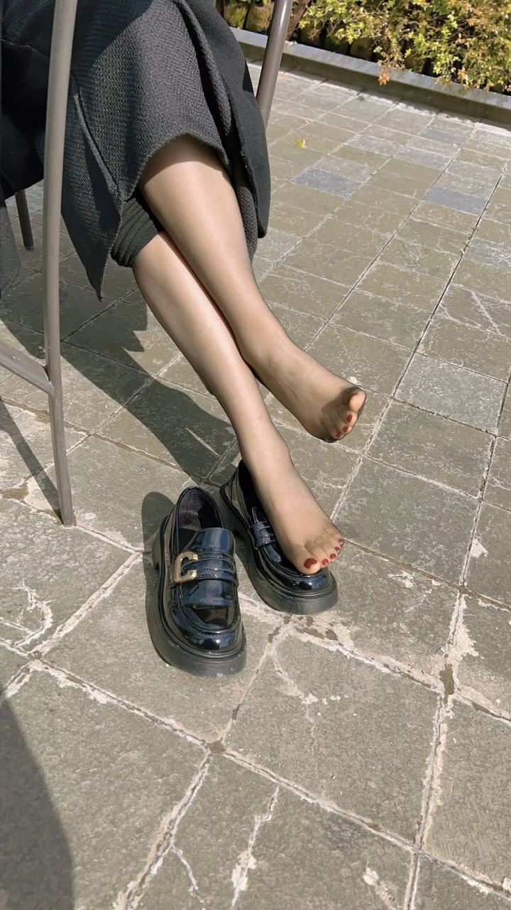 多晒太阳,才不会臭脚 #记录生活# #日常穿搭# #丝袜