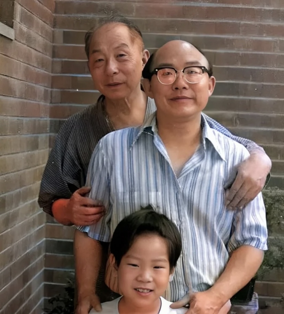 1975年美国,这是张学良三代同框,儿子张闾琳,孙子张君仰.