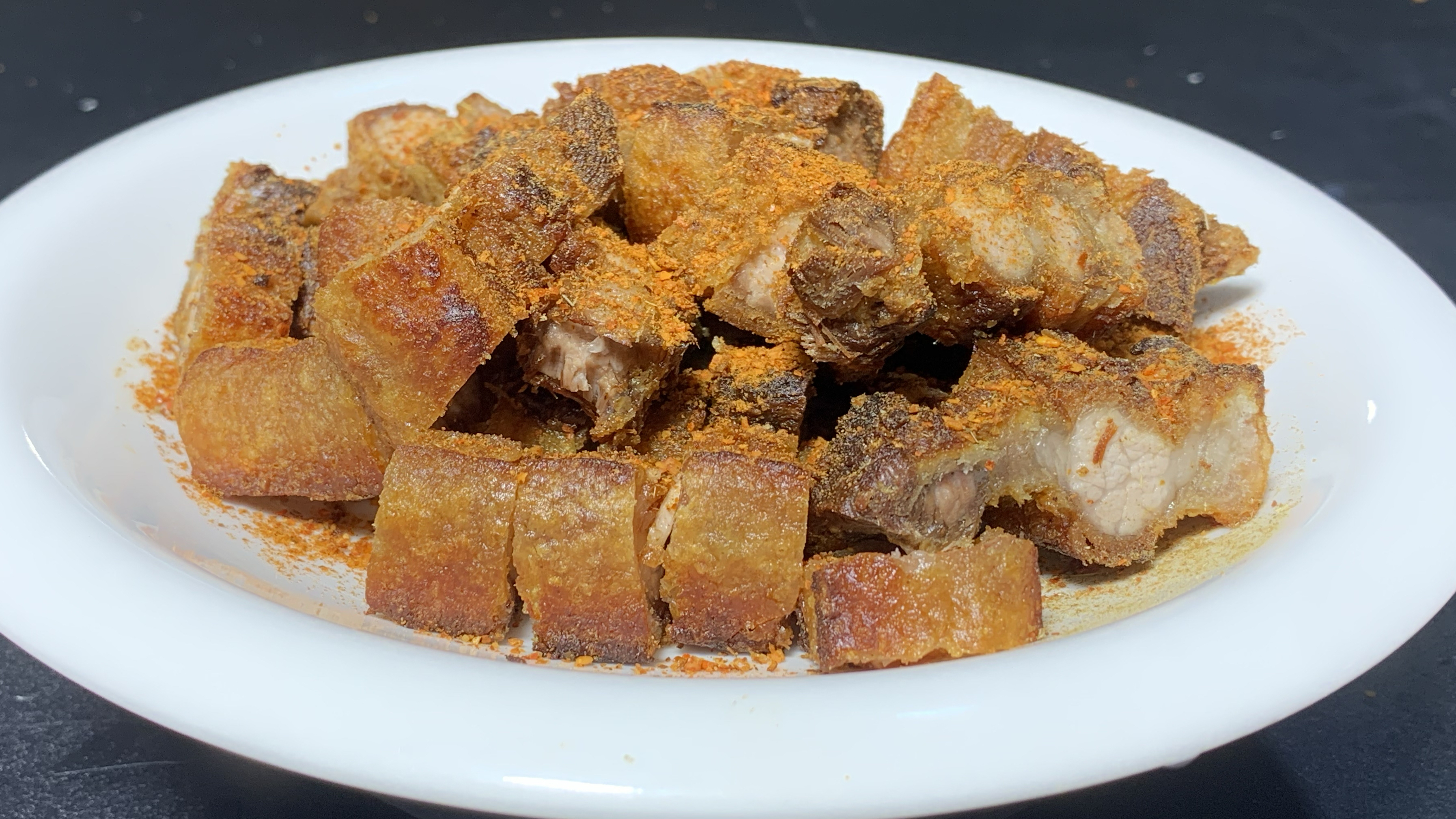 原来脆皮五花肉是这样做的,酥酥脆脆,香辣十足,做法超简单