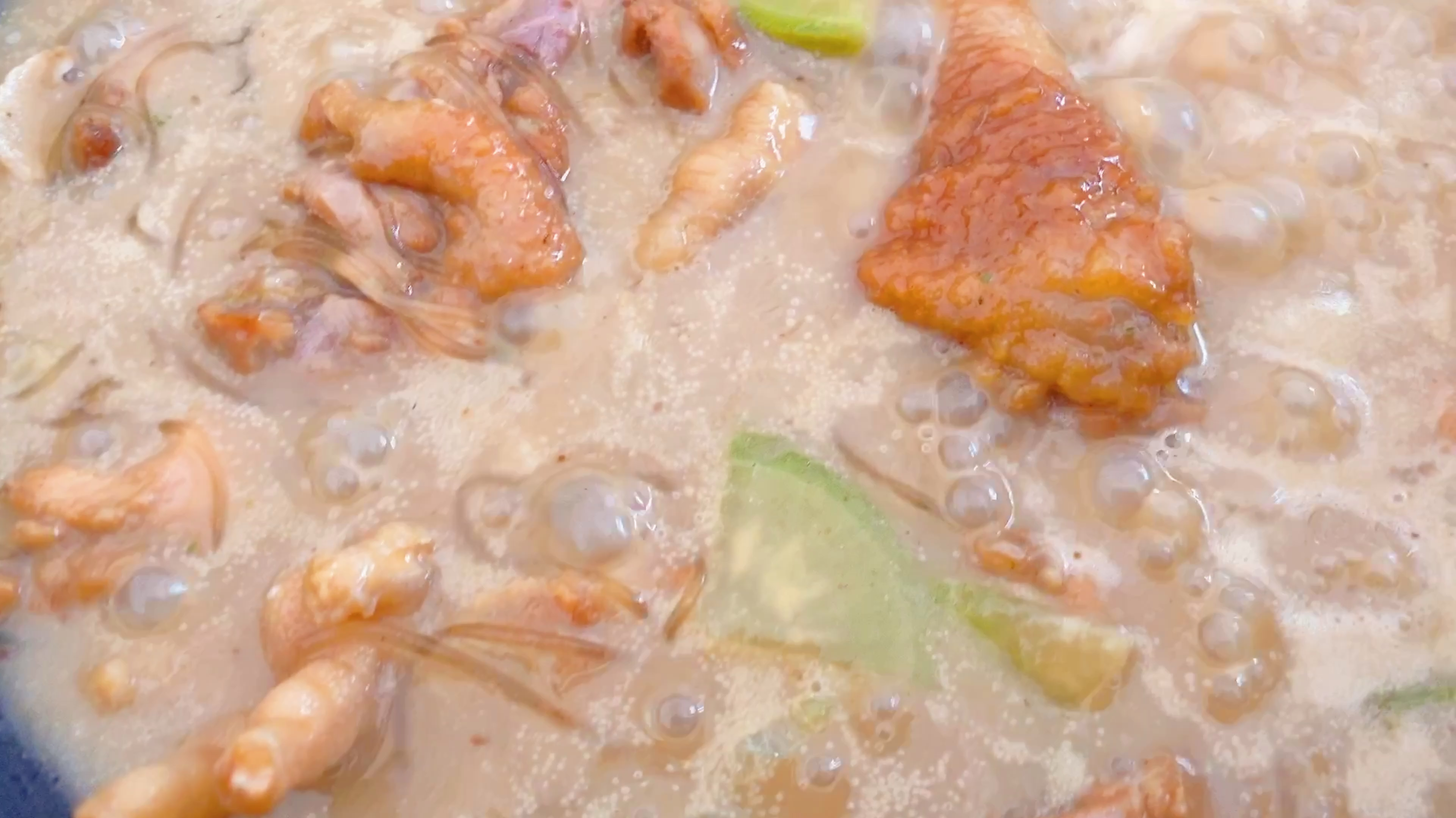 鸡汤这样做才好喝,鸡肉用地锅炕的两面金黄,汤稠味浓,味道绝了