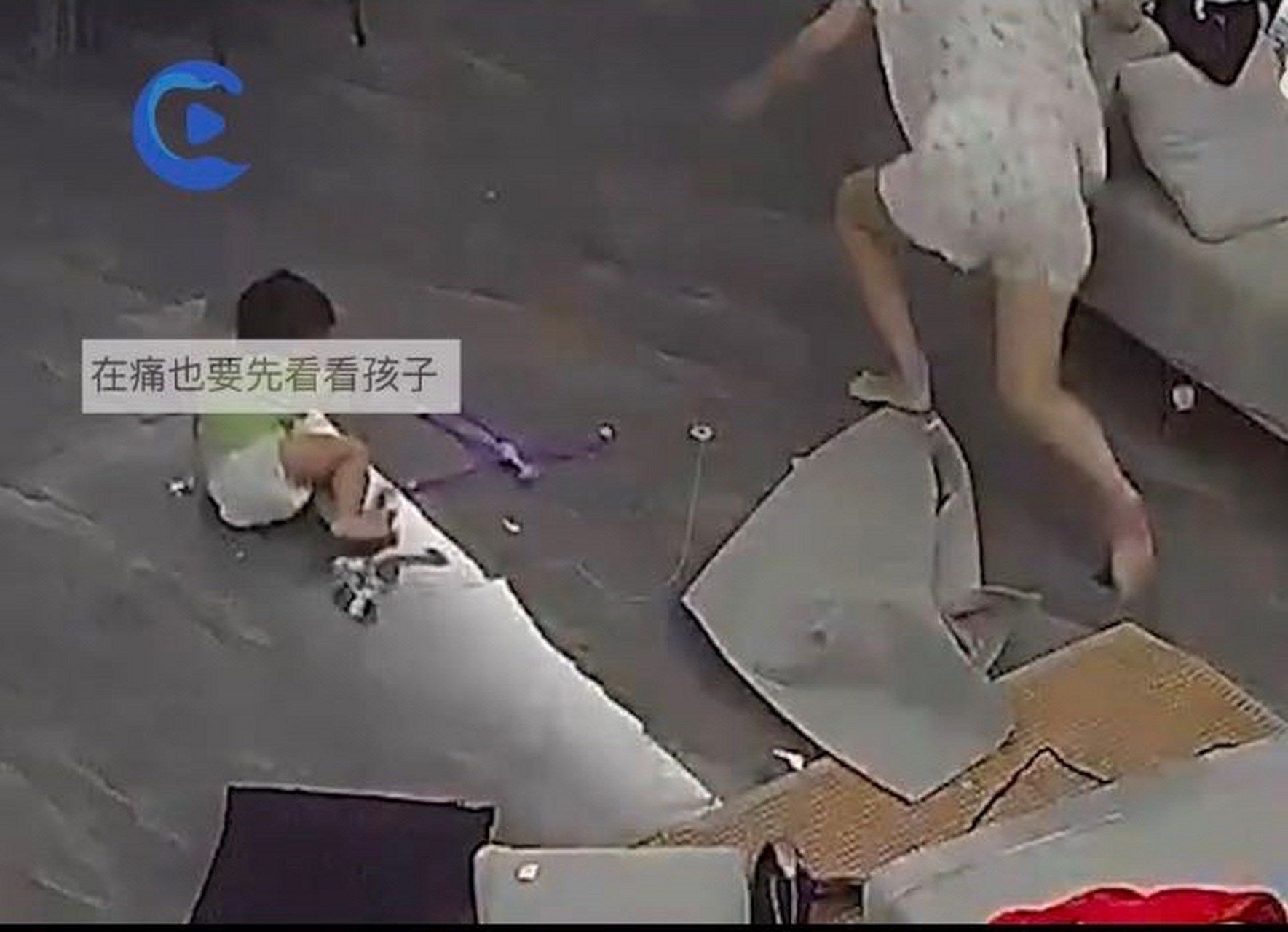 据报道,小孩玩氢气球时不慎碰到吹风机,导致氢气球瞬间爆炸,场面