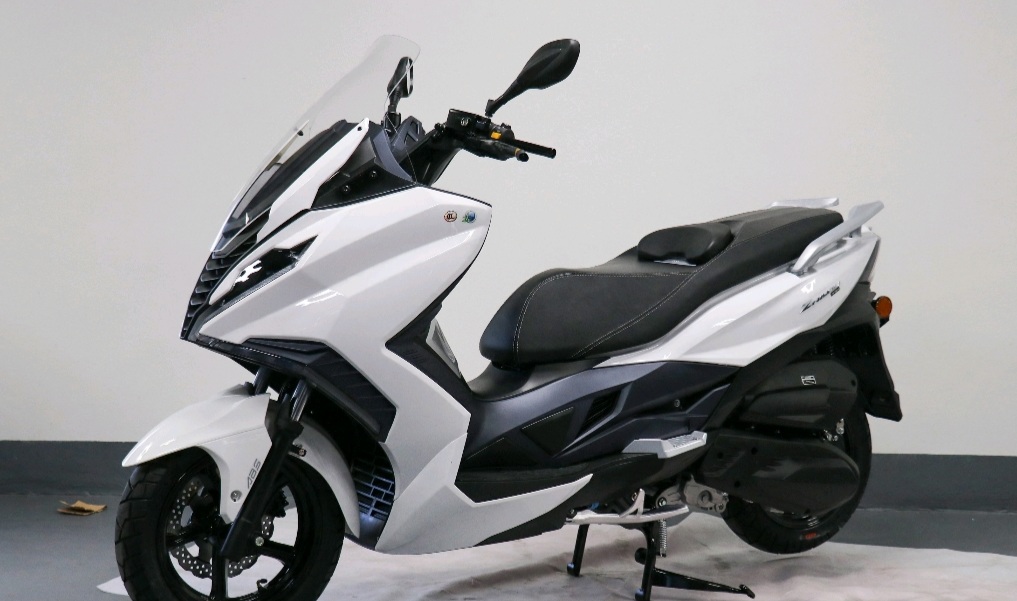 国美z2踏板车,比本田佛沙nss350还要耐看,价格14980元起