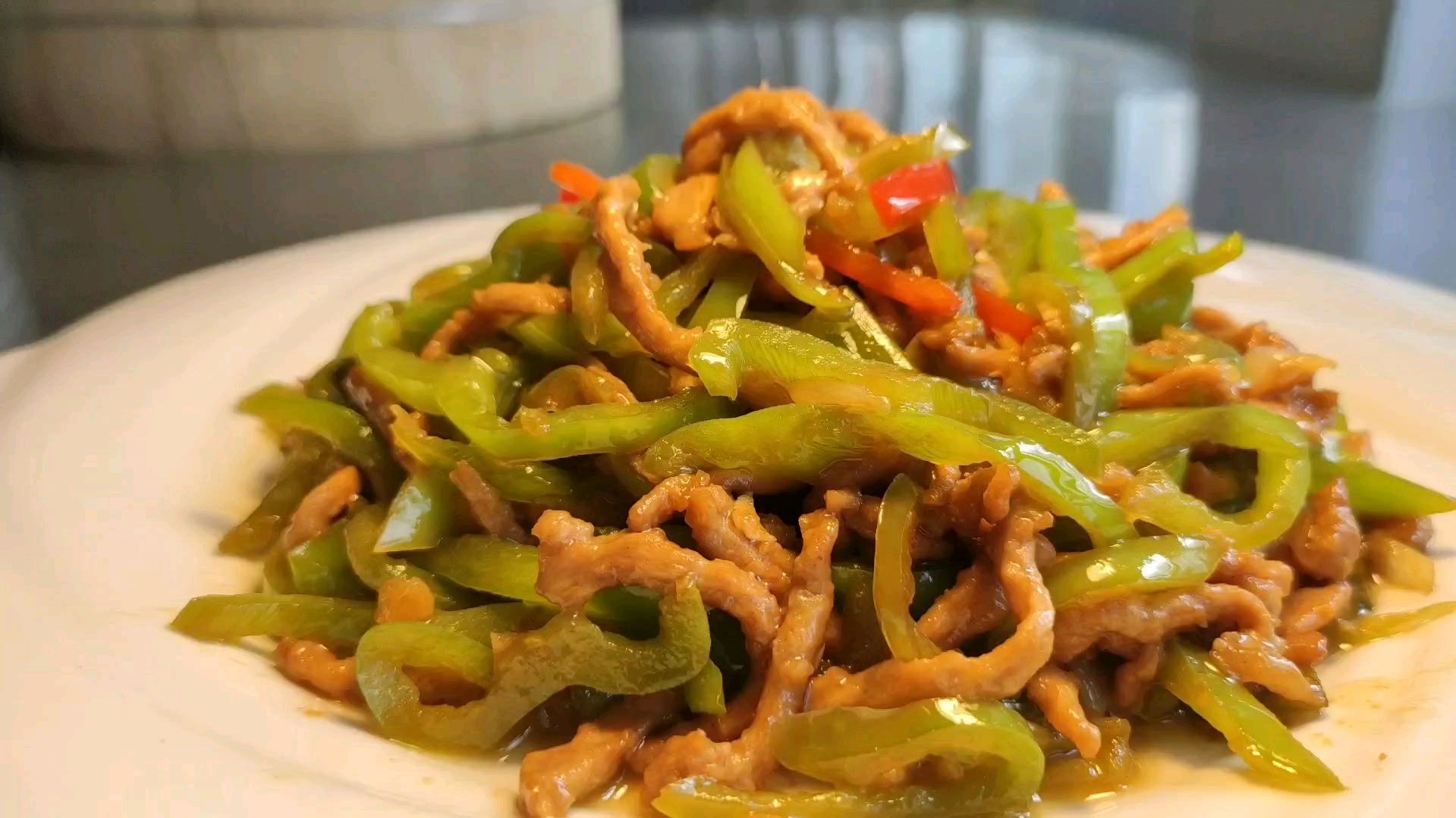 青椒肉丝很经典的做法,肉丝滑嫩青椒鲜香,也是美味的大众下饭菜