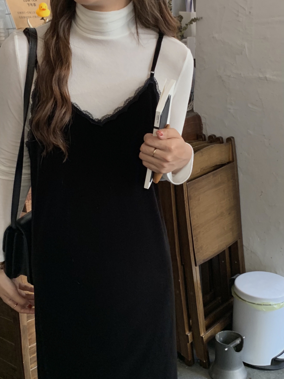 style|秋冬高级黑丝绒吊带裙穿搭 黑色丝绒吊带裙也是冬日超好搭的单