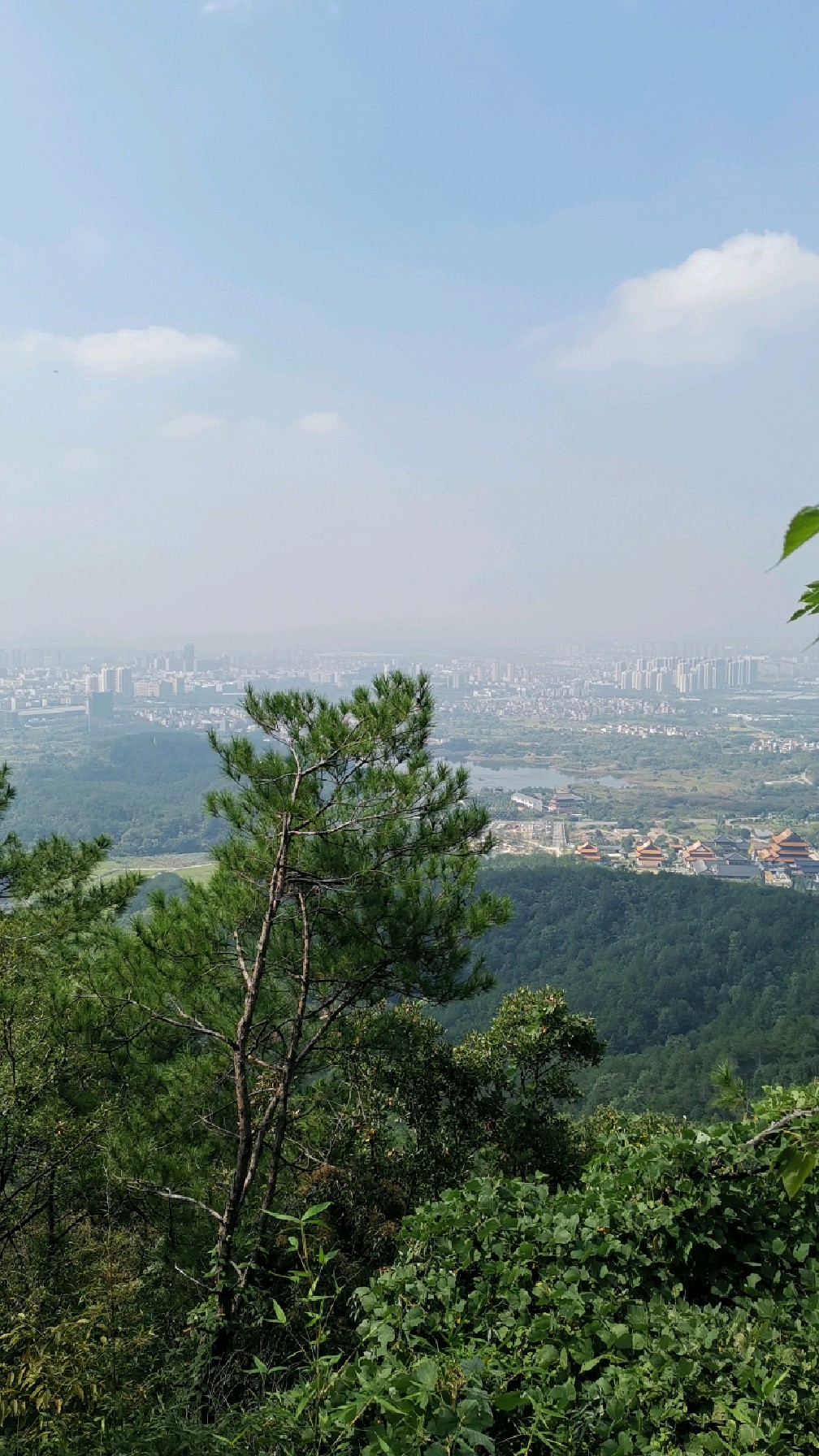 在义乌云黄山山顶,远处眺望佛堂镇,看到别有一番景象
