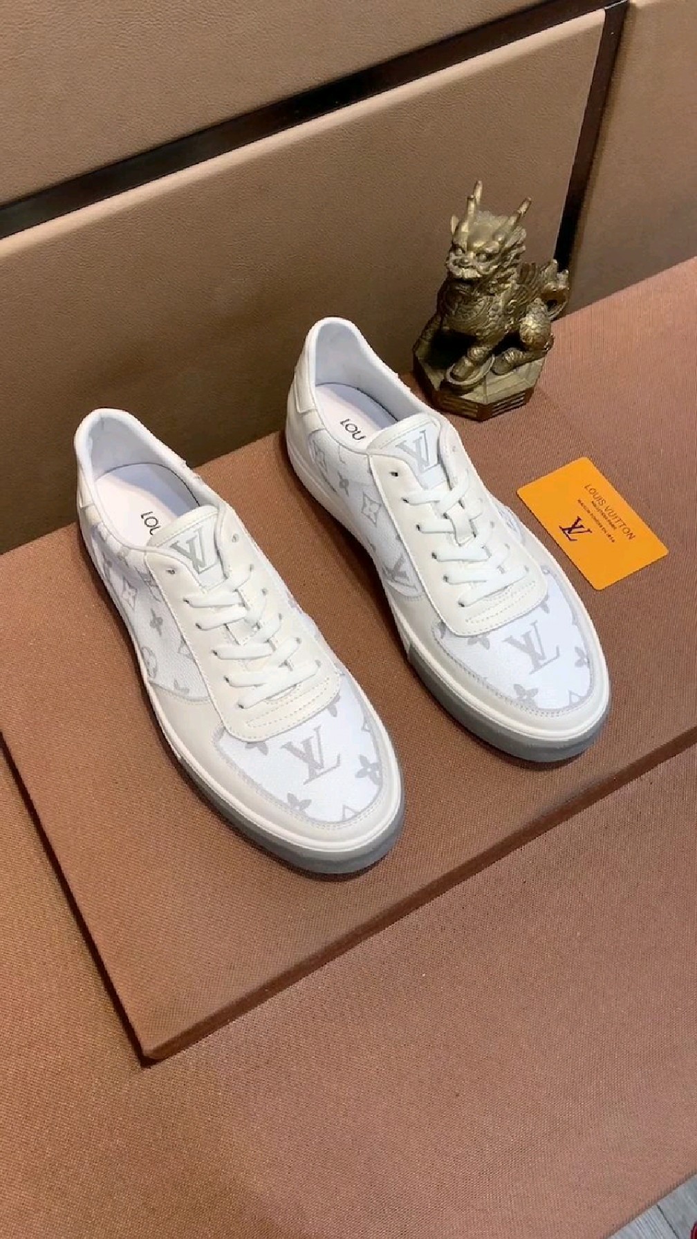 实拍lv路易威登休闲小白鞋开箱细节展示.