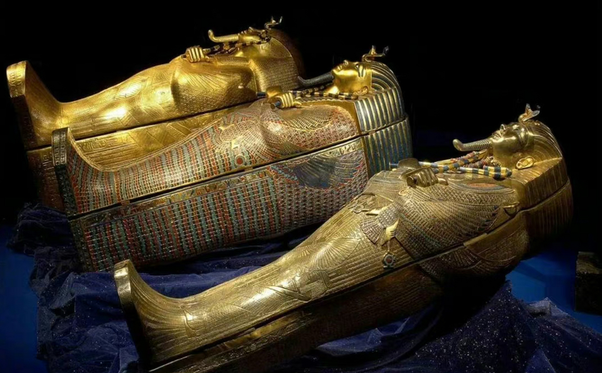 图坦卡蒙被安葬在三个人形棺材中,外两层棺材由镀金的木头制成,最内部