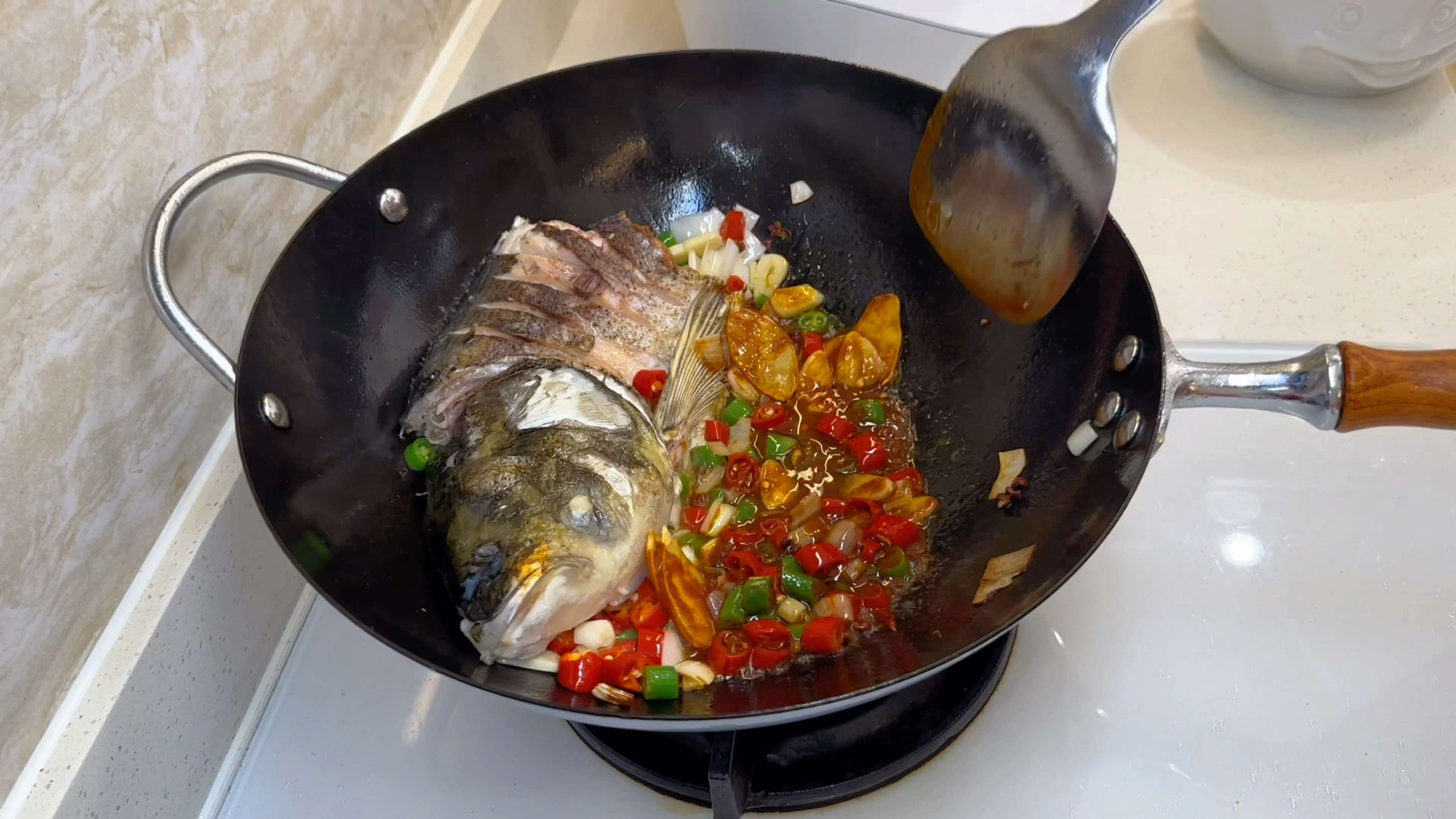 今天给老公做“鱼头泡饼”太成功了大家赶紧试试吧