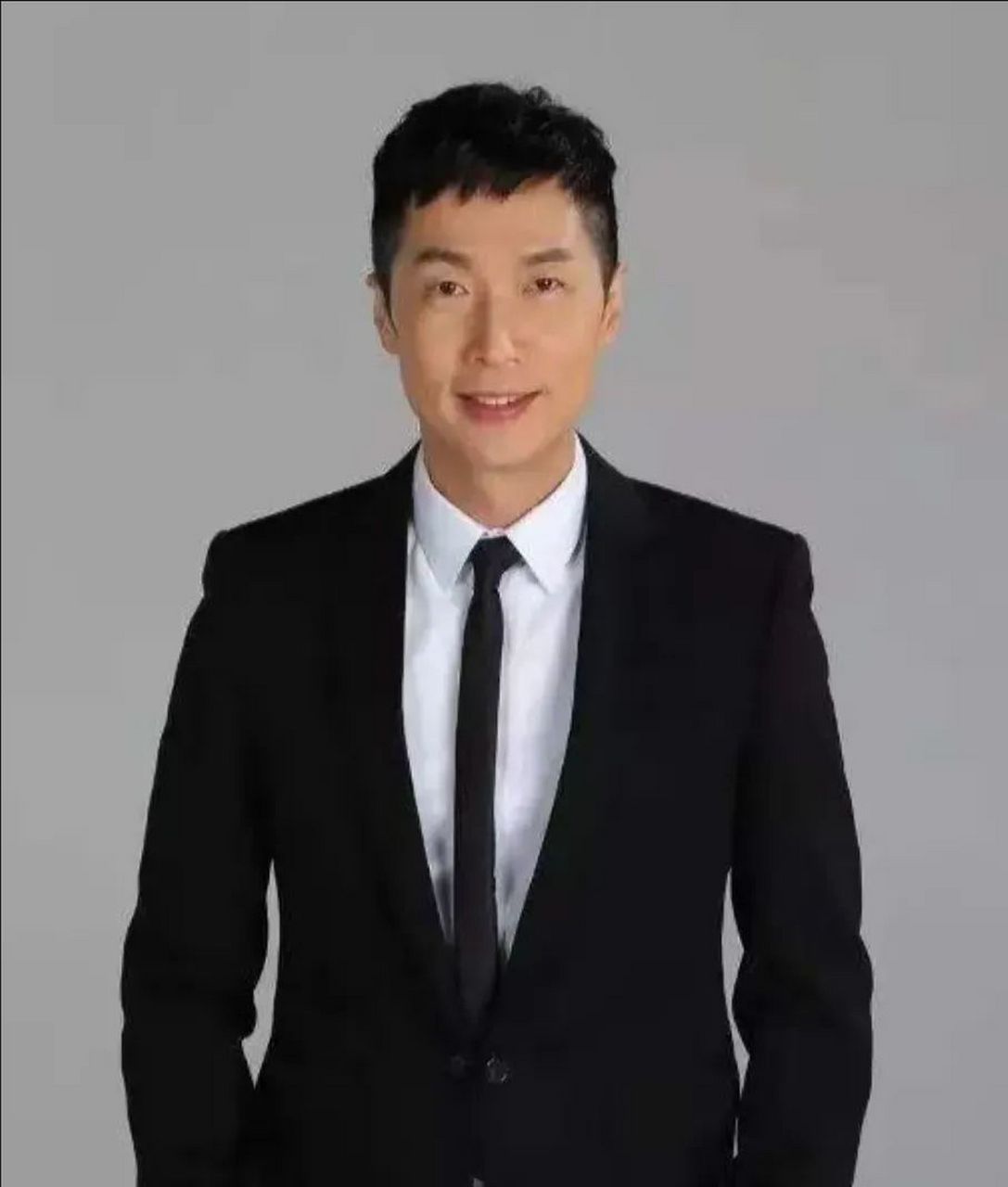 提到马浚伟,很多人都会觉得陌生,他本是歌手出道,却凭98版《鹿鼎记》