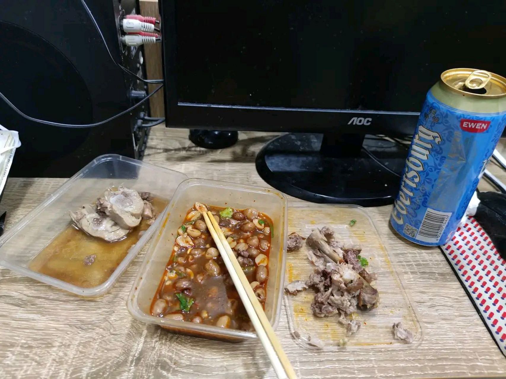 此刻的我正在店裡獨自一個人喝著悶酒,喝著苦酒,喝著喝著感覺心裡一陣