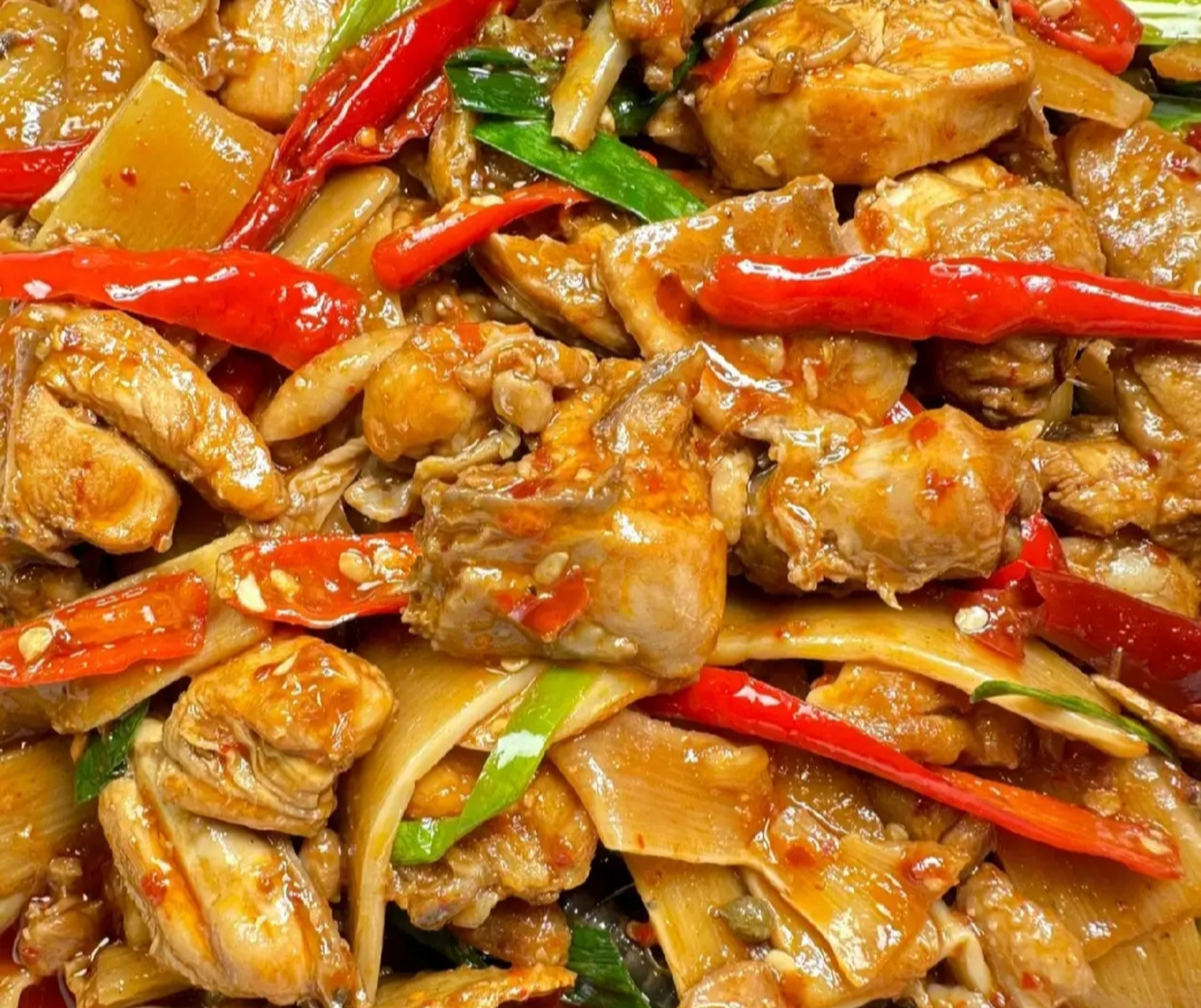 我的美食分享#  酸笋炒鸡  食材:鸡肉,泡酸笋,大蒜,小米辣,豆瓣酱干 