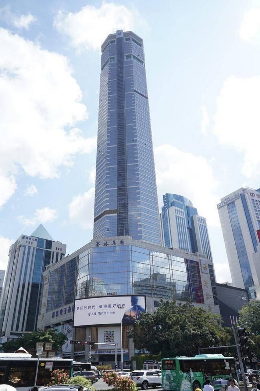 赛格观光位于赛格广场的 71,72层,厅高8米,呈