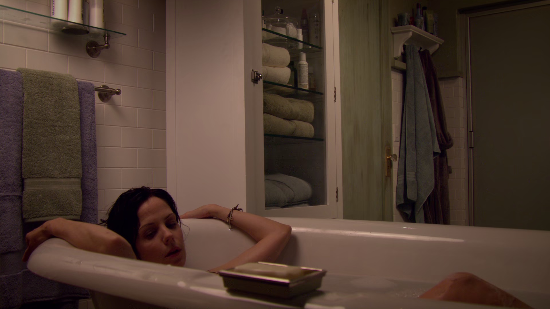 Mary louise parker weeds bath