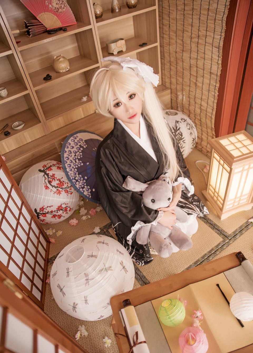 cosplay:头发梳成单边侧马尾的春日野穹,黑浴衣配"白丝",真美