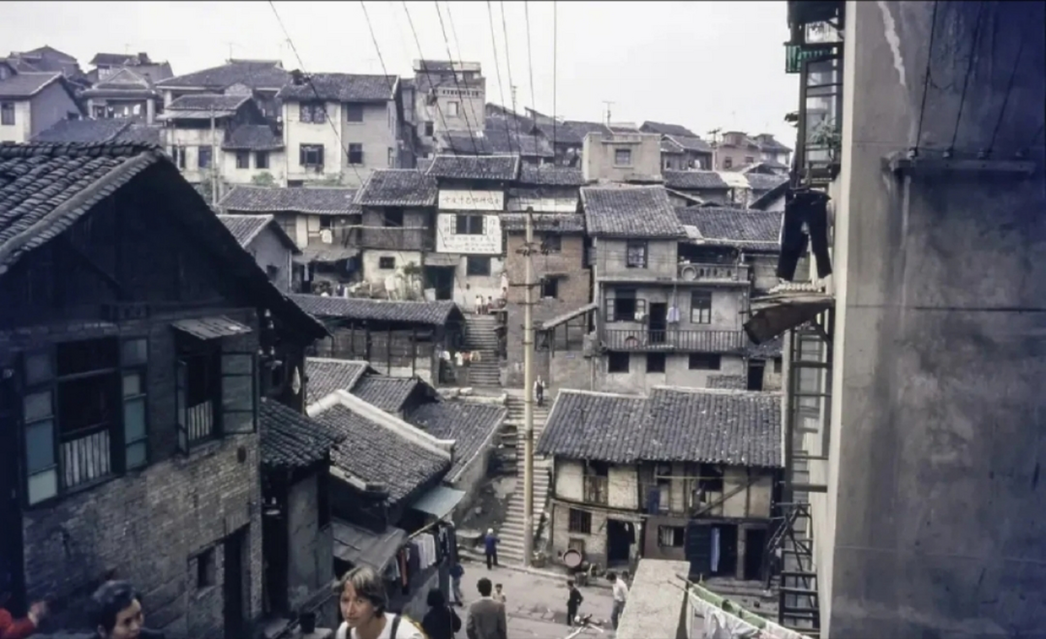 1986年,山城重庆老照片,鳞次栉比的楼房,陡峭的台阶!