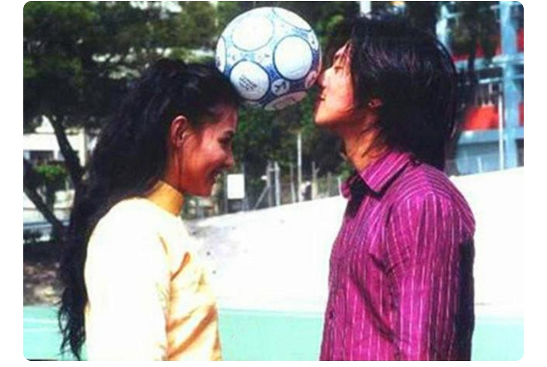 顶足球的张柏芝谢霆锋】2001年4月5日,《老夫子2001》香港上映.