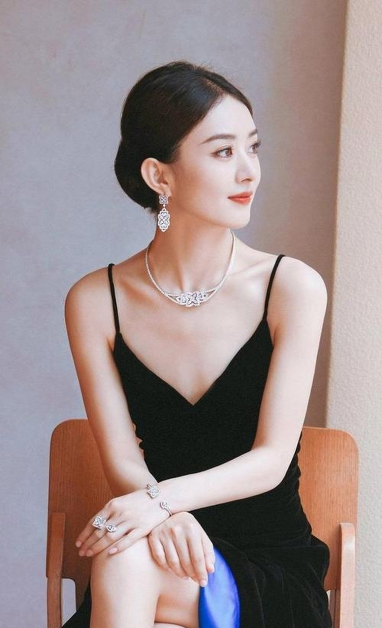 赵丽颖的黑色吊带裙造型既优雅又迷人,她的优雅气质和性感的身材兔览