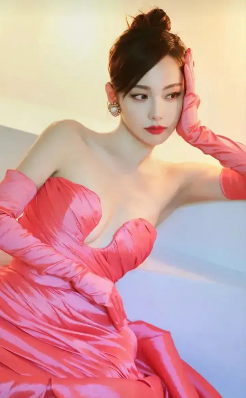 一组张嘉倪粉色抹胸裙风情万种性感女神姐姐!