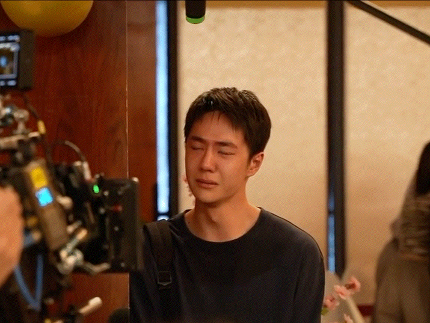 王一博的哭戏演的好真实,内心的挣扎与眼里的泪水一气呵成,很有感染力