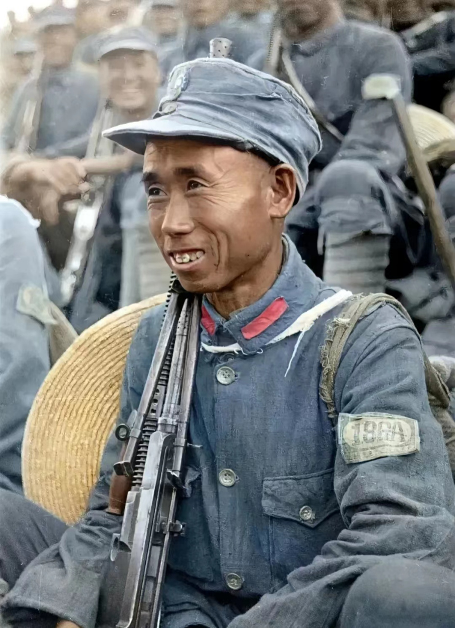 1944年,陝北延安,一名身經百戰,久經沙場的八路軍機槍手的珍貴留影,他