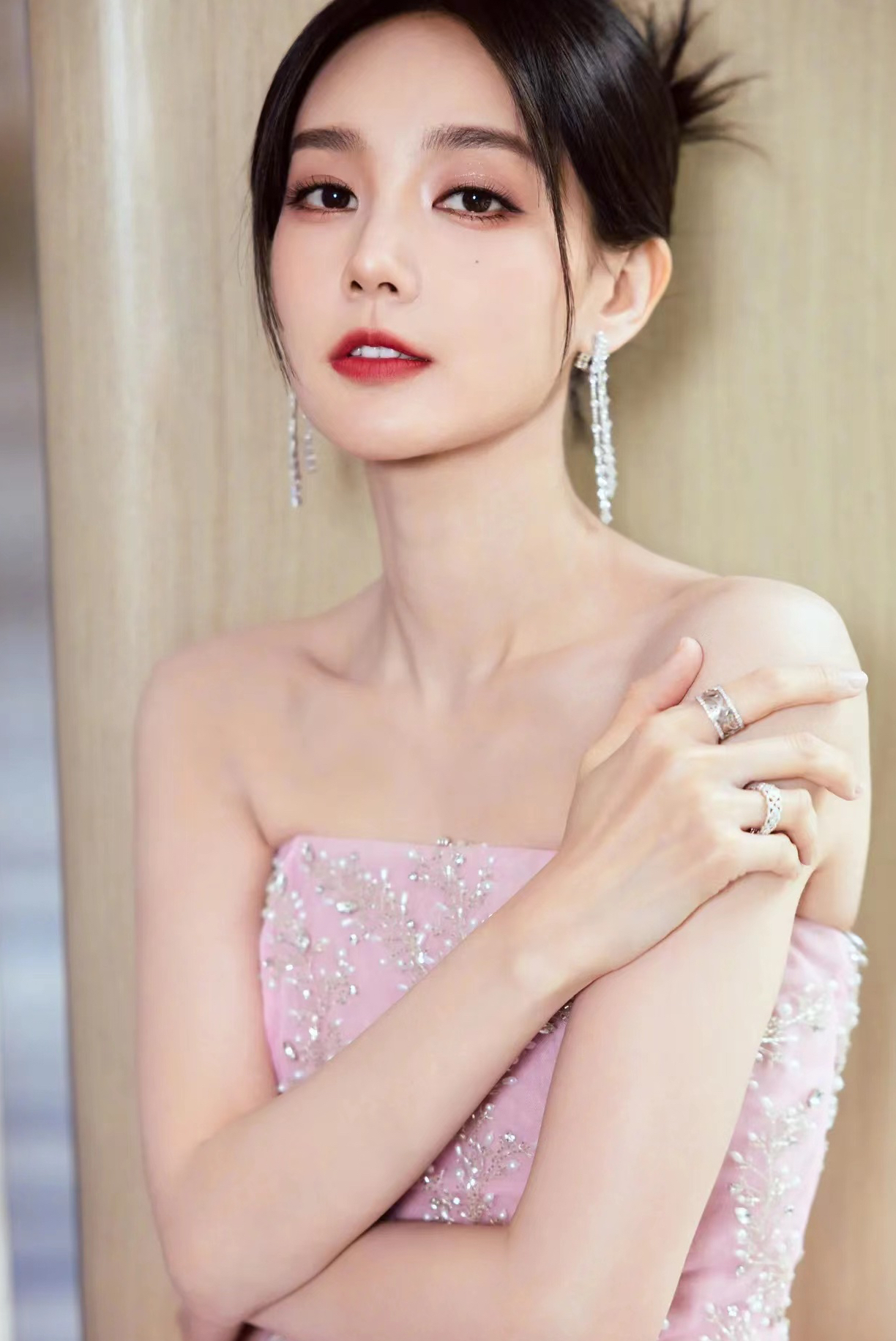 李一桐太漂亮了,眼神里充满灵气,总是给人一种如沐春风的感觉