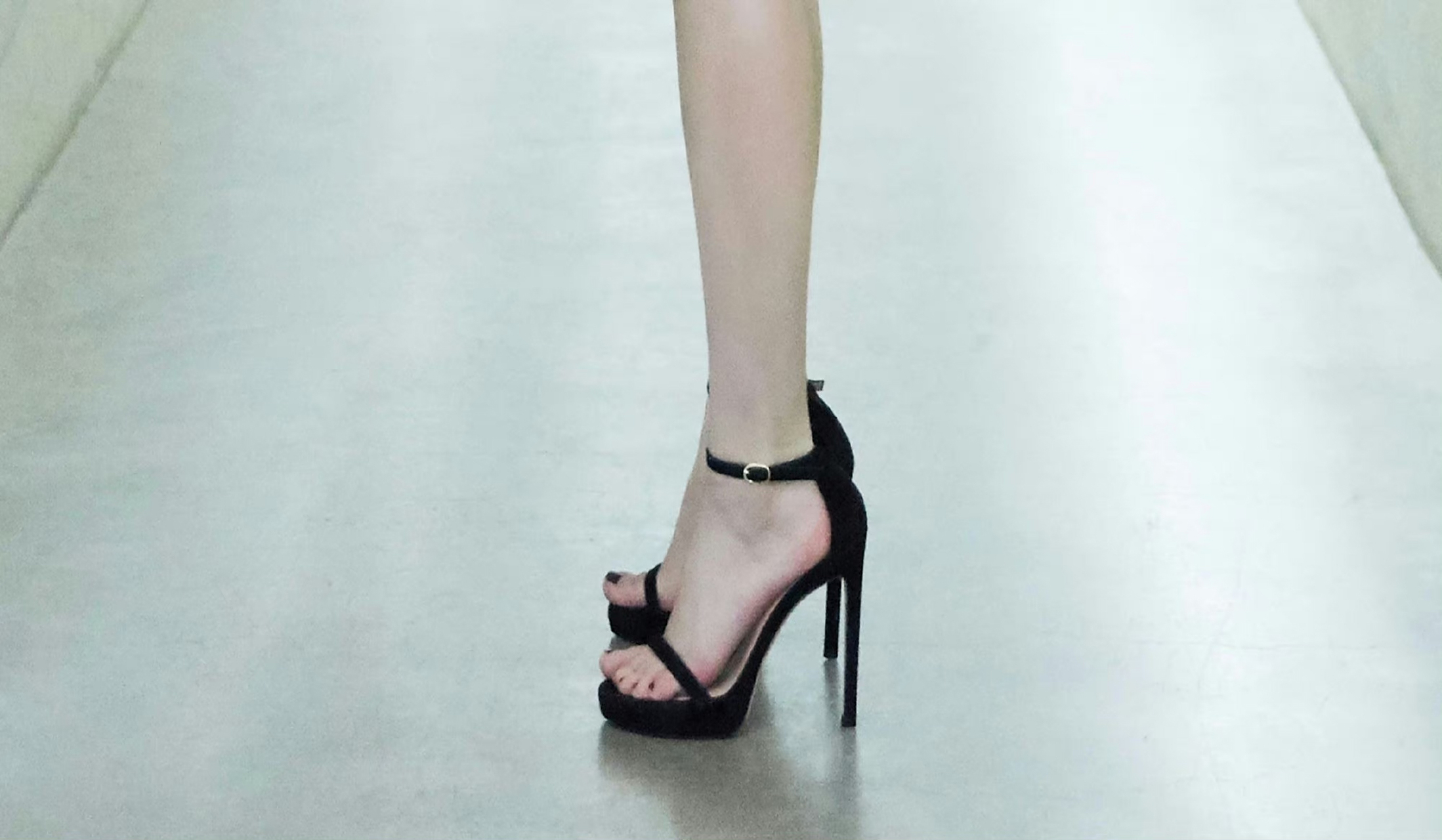 阚清子 黑色一字带高跟鞋美jio [爱你][爱你]