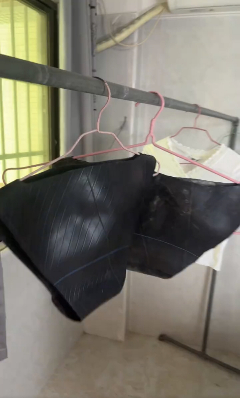 女友用轮胎内胎给我做的底裤 ,穿了三年穿不烂.#趣图搞笑