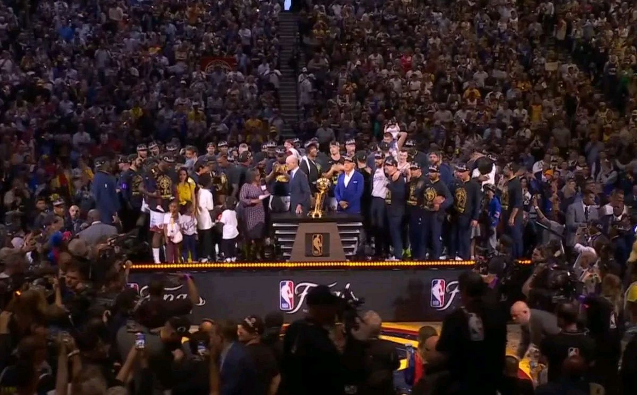 恭喜掘金成功夺得2023nba总冠军,同时约基奇更是当选了fmvp.