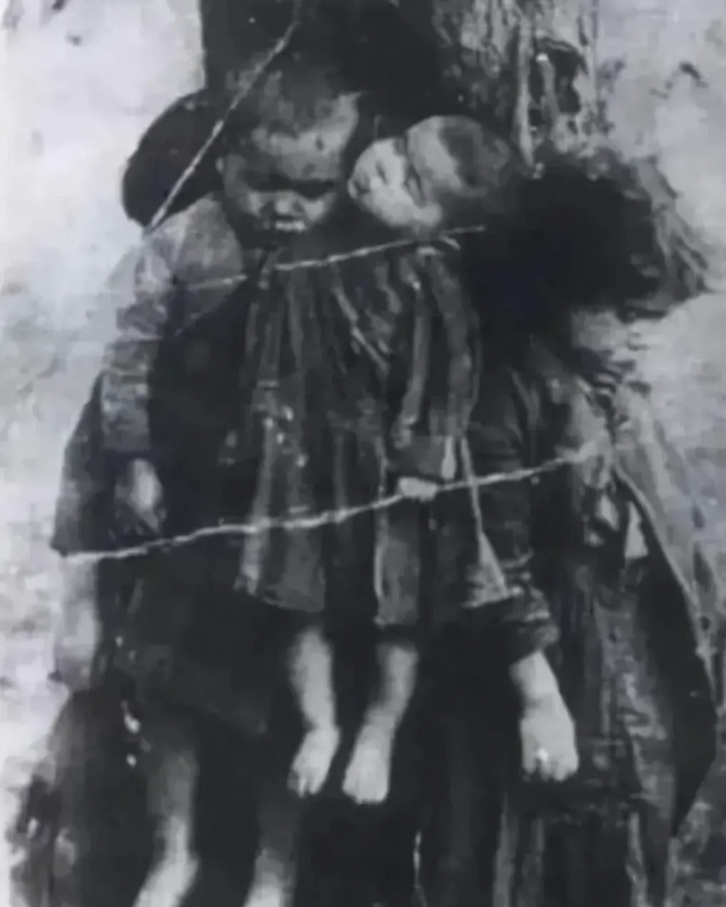 1937年,南京大屠杀一张令人泪目的一张照片.