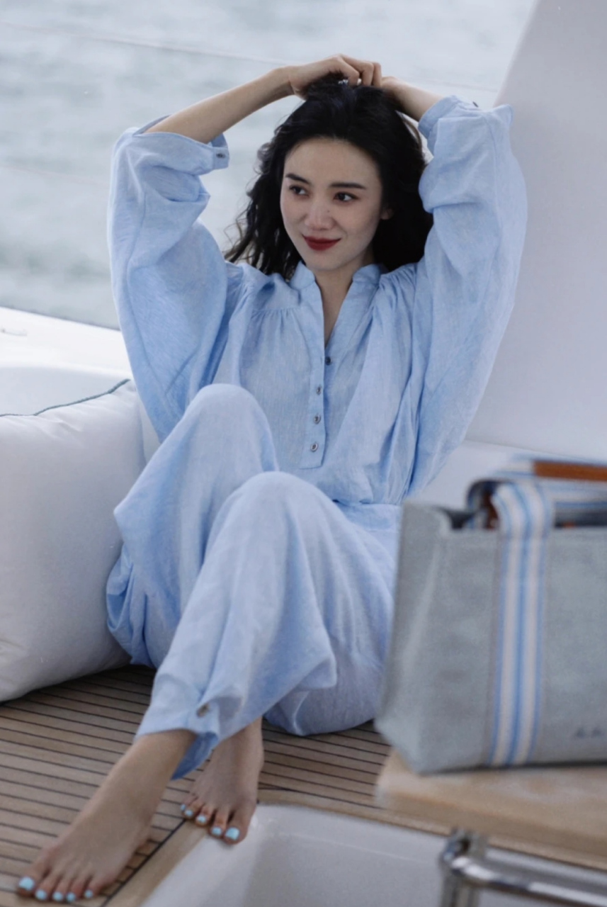 宋佳现身广东,坐船出海度假太潇洒,涂蓝色脚指甲油太显黑了.