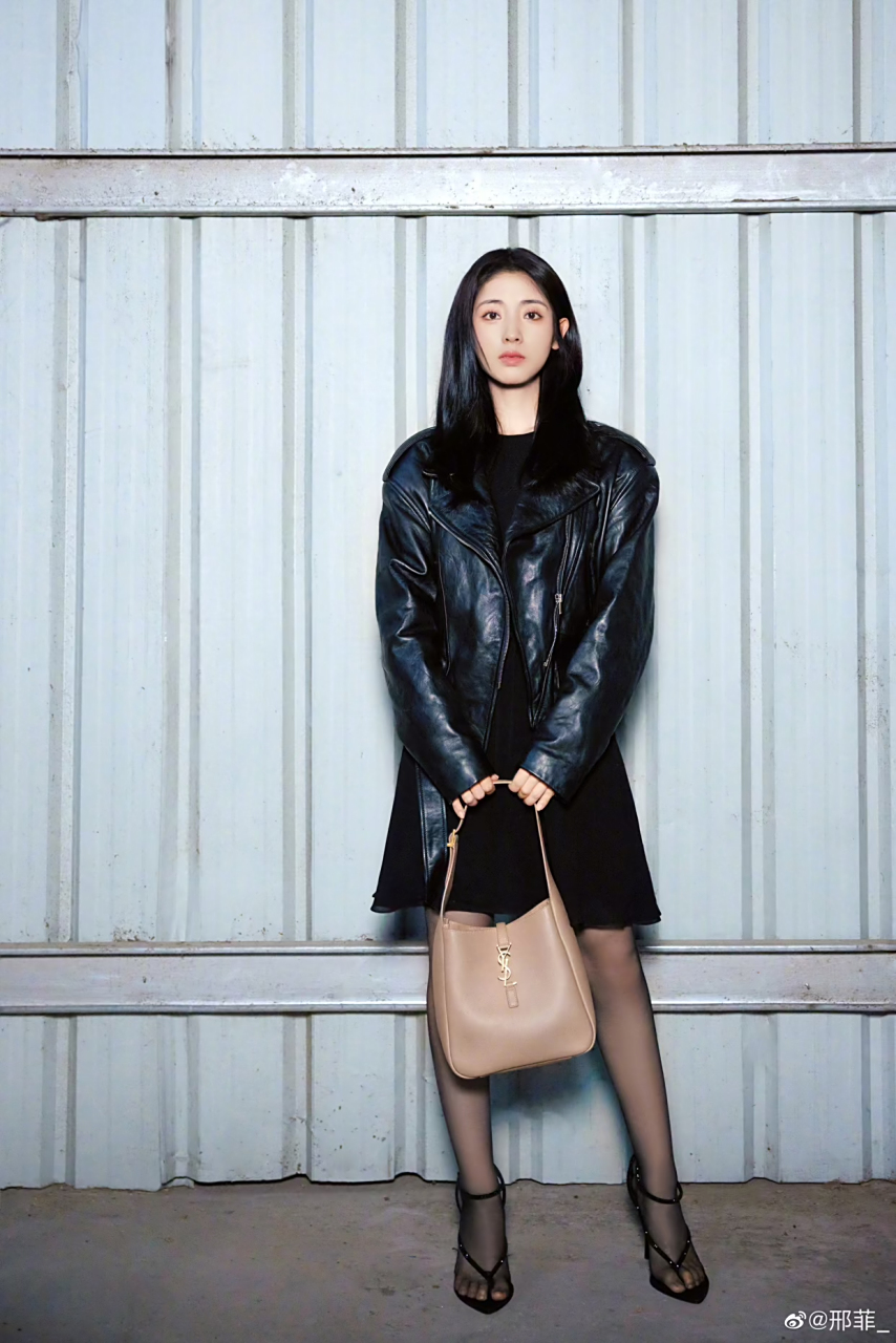 邢菲也有"失手"的时候,穿裙子黑丝搭配凉鞋,显土气不说,鞋子是最大的