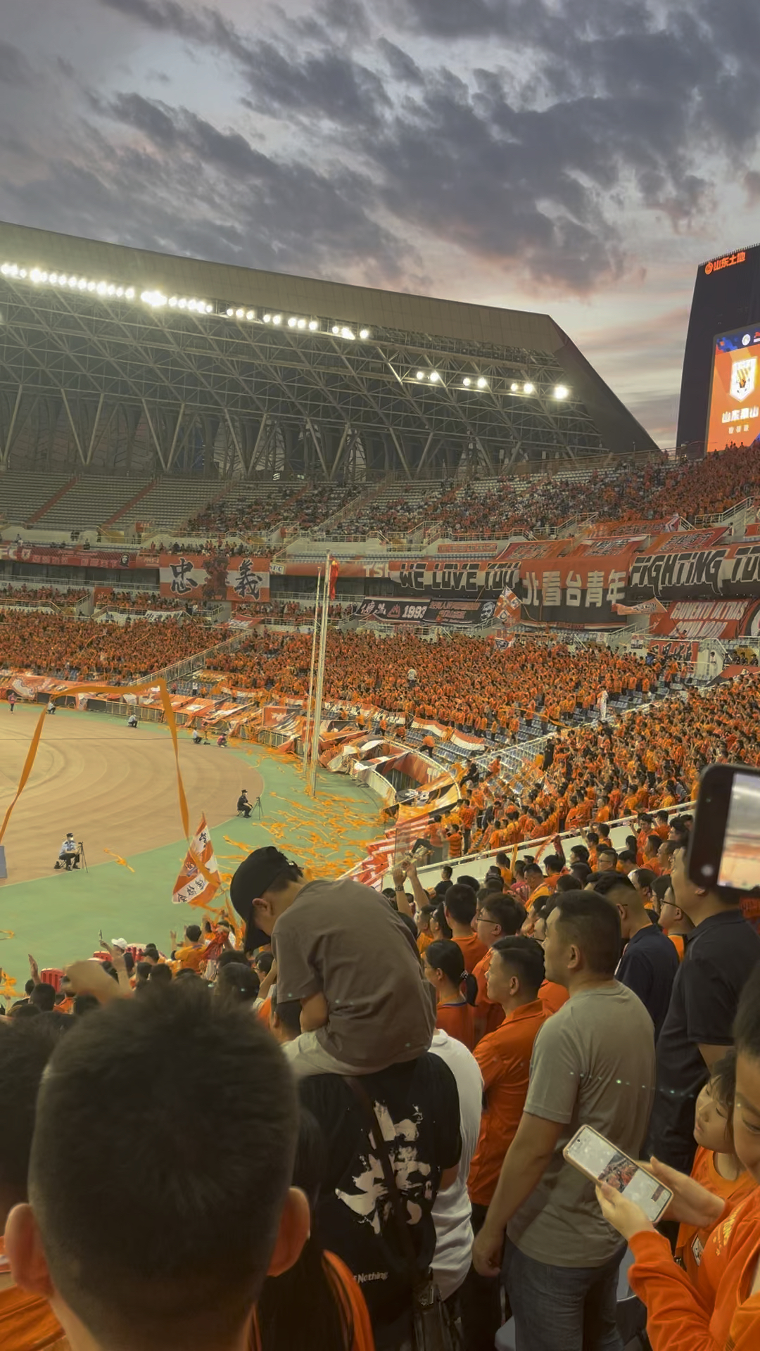 北看台青年太燃了,整场为泰山队加油助威,歌声不断