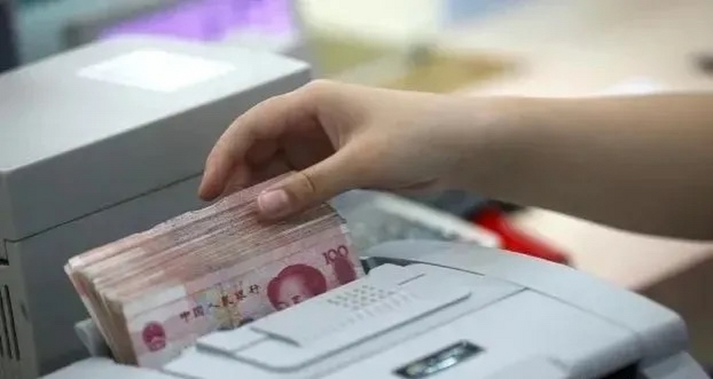 江西鹰潭,一男子来银行柜台取钱,存折余额6万元却被银行工作人员告知