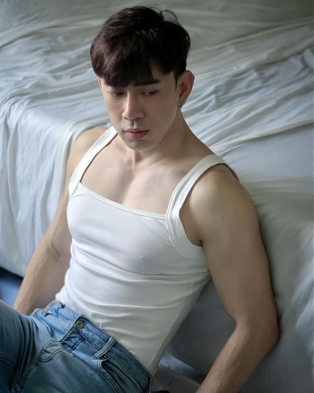 壮实性感的肌肉男,浑身散发雄性荷尔蒙气息,胸肌和麒麟臂特给力