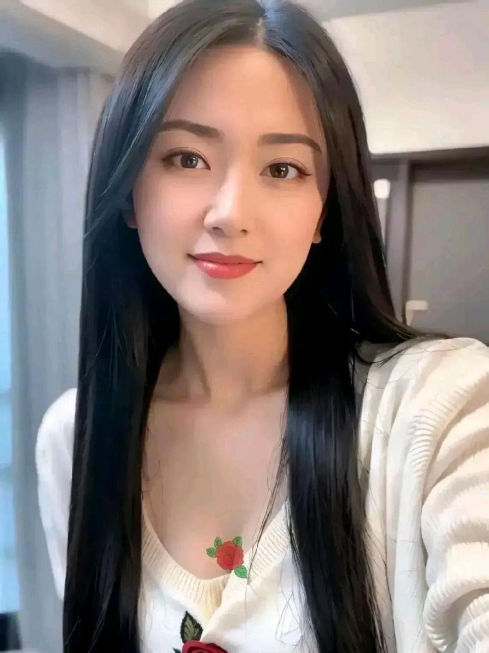 招贤帮姻缘# 长发美女浅浅一笑,笑不露齿,有点像明星林青霞,姻缘是否