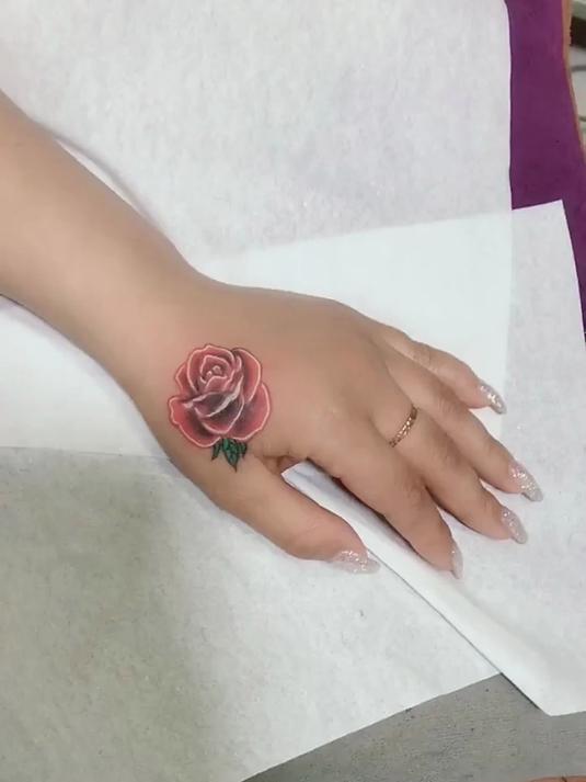 女子在手上纹玫瑰花,真是欣赏不来,太丑了