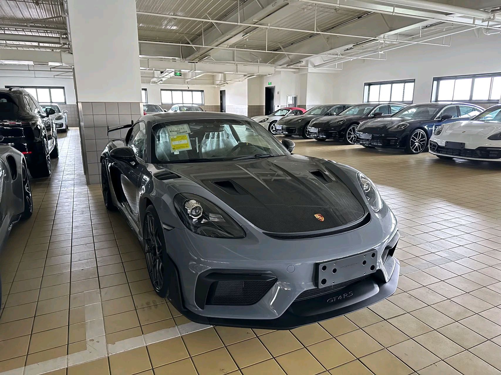 这是我一vip客户之前定的718gt4rs全新车,等了大半年,车到了,因为他是