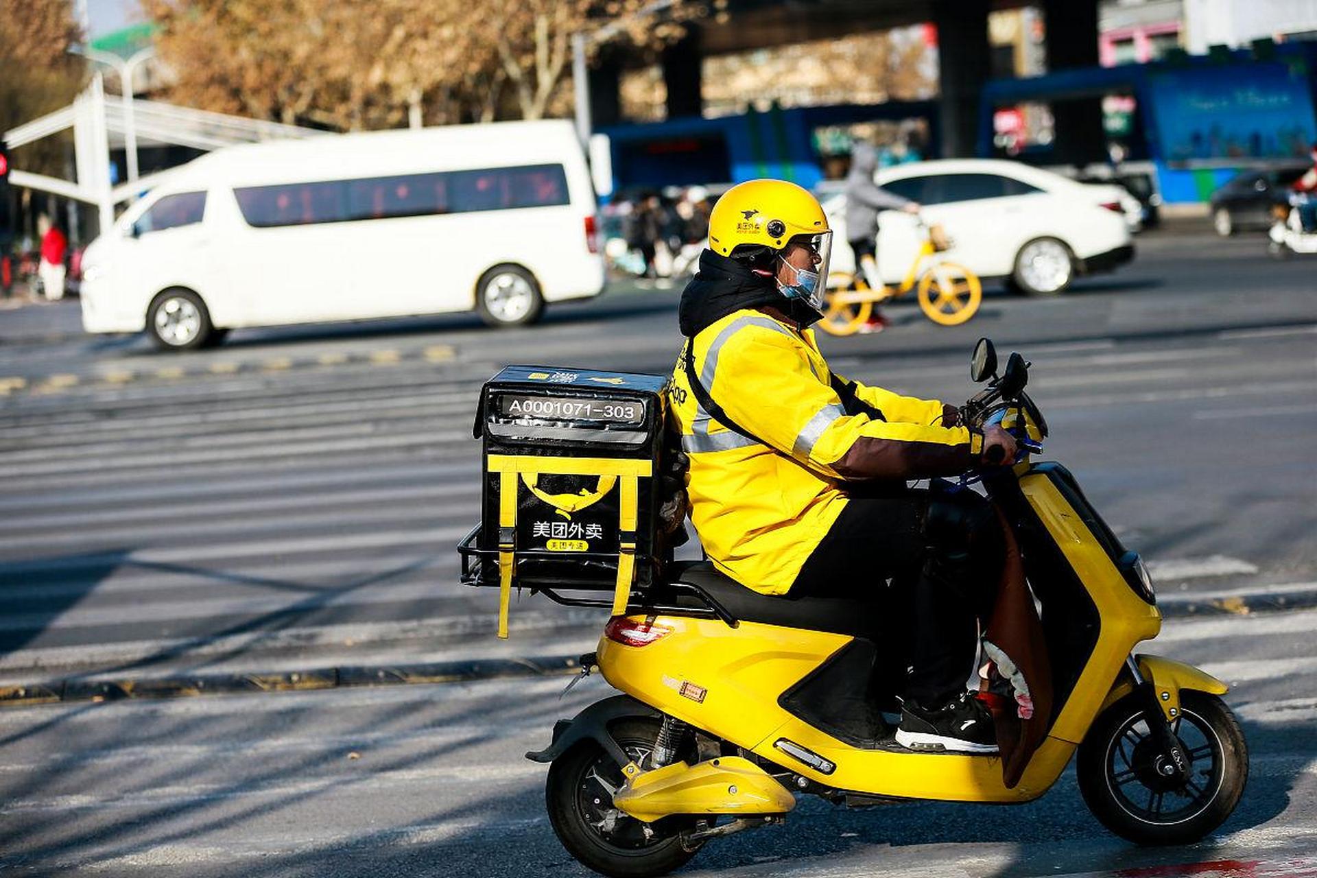 女骑手也正在变多.#外卖小哥月入过万真的很容易吗# ?