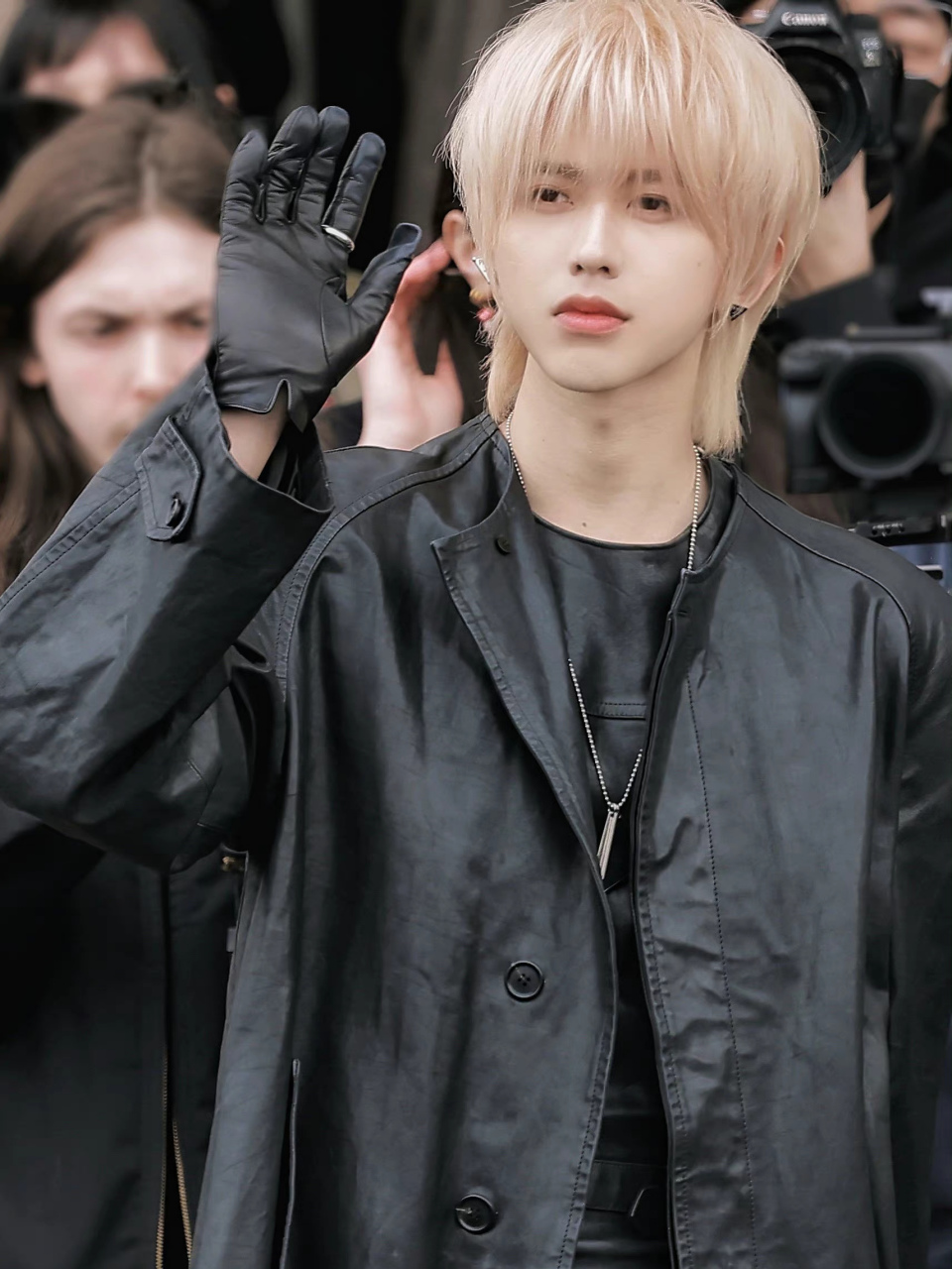 蔡徐坤黑色皮衣墨镜造型,依旧是那个酷酷的坤坤,走出国门,就该这么