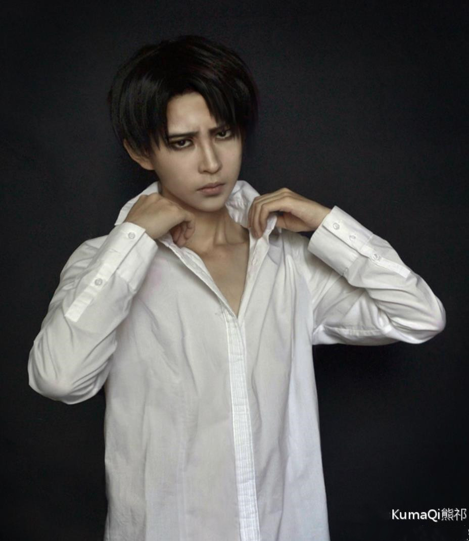 利威尔破次元壁!熊叔神还原兵长美貌,以后cos要"断腿瞎眼"了