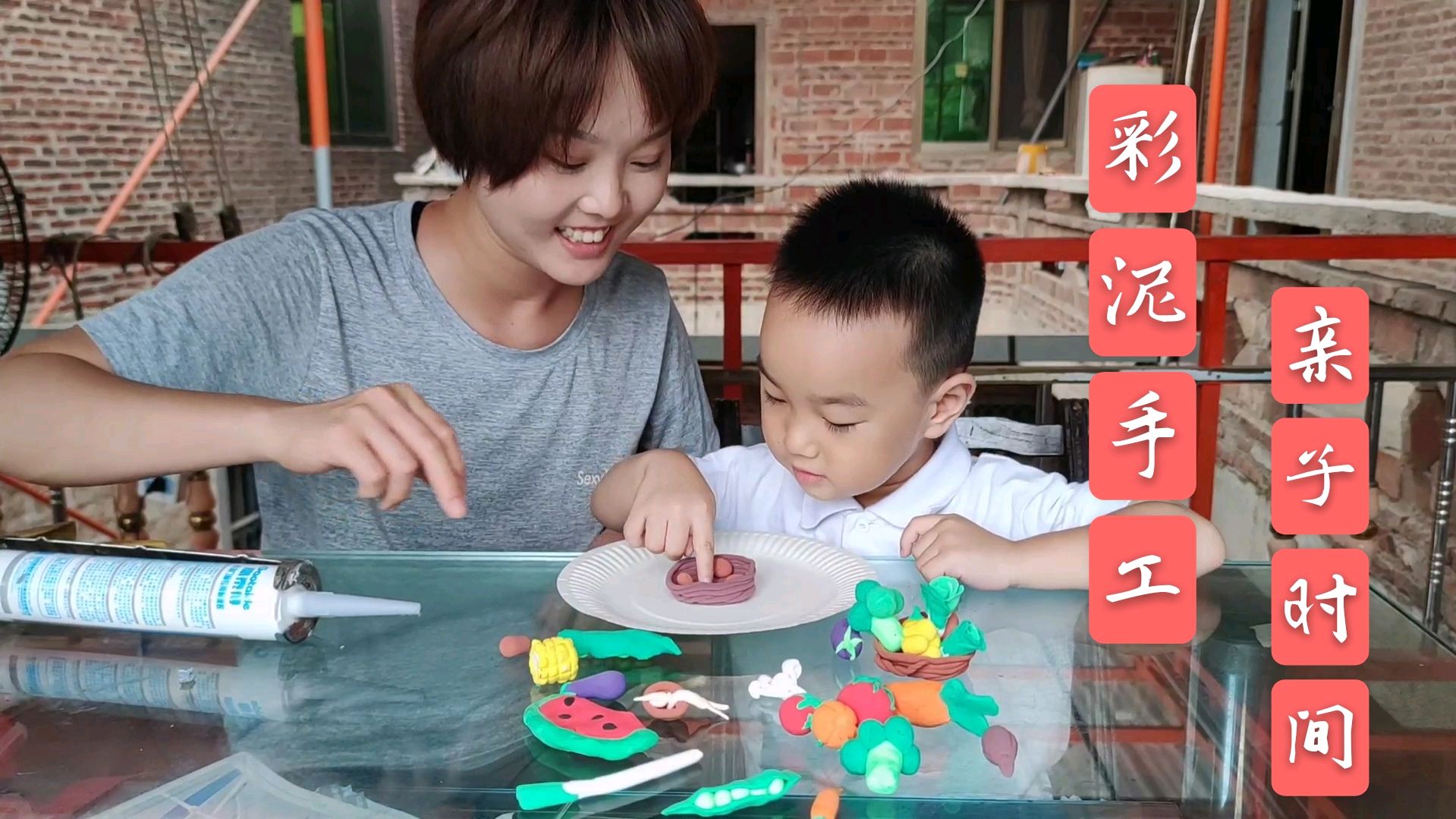 夫妻俩跟孩子一起完成周末作业,彩泥手工,结果媳妇自己玩嗨了